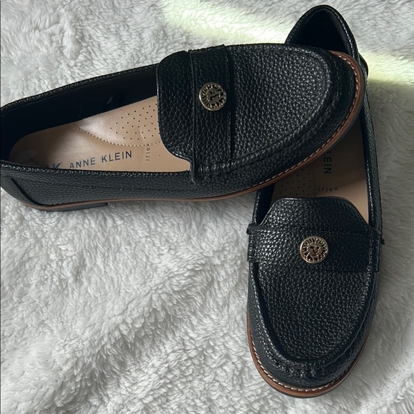 Anne Klein Black Slip-On Loafers with Moccasin Design - Picture 1 of 5